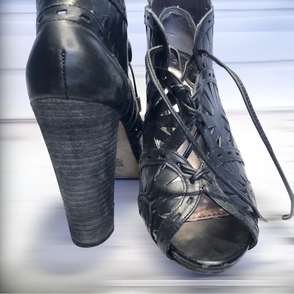 🌿 Vince Camuto Carma cutout booties 
Size 8 - Picture 4 of 8